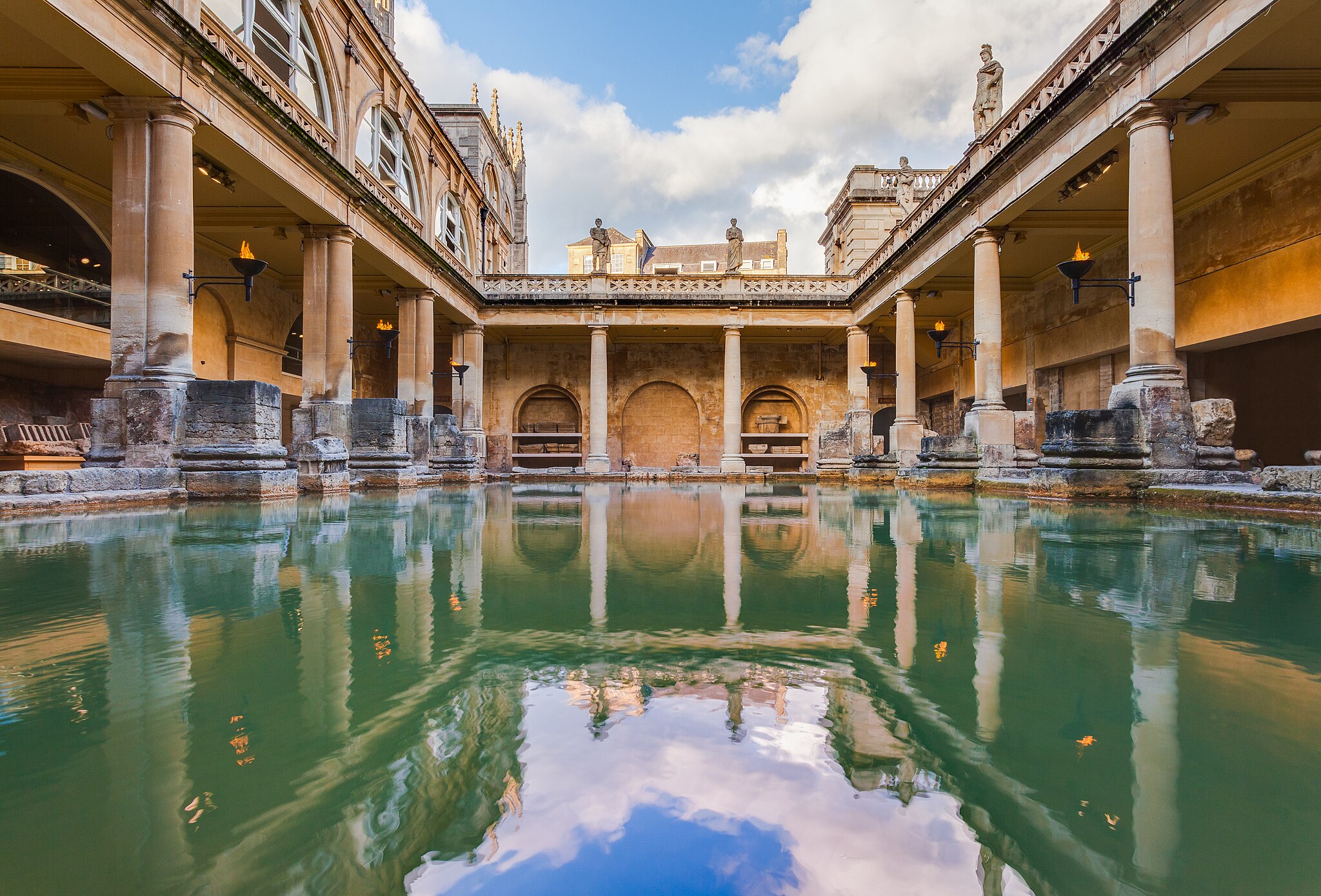 Roman bathing house in Bath (England).(Diego Delso, CC BY-SA 4.0 <https://creativecommons.org/licenses/by-sa/4.0>, via Wikimedia Commons)
